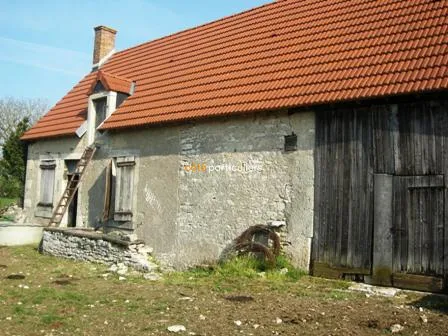 Longère à restaurer avec grange sur 5 000 m2 à 10 mn de Lignières 