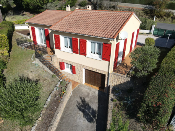 Maison avec piscine et garage à Quillan