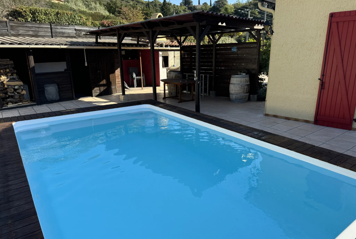 Maison avec piscine et garage à Quillan 