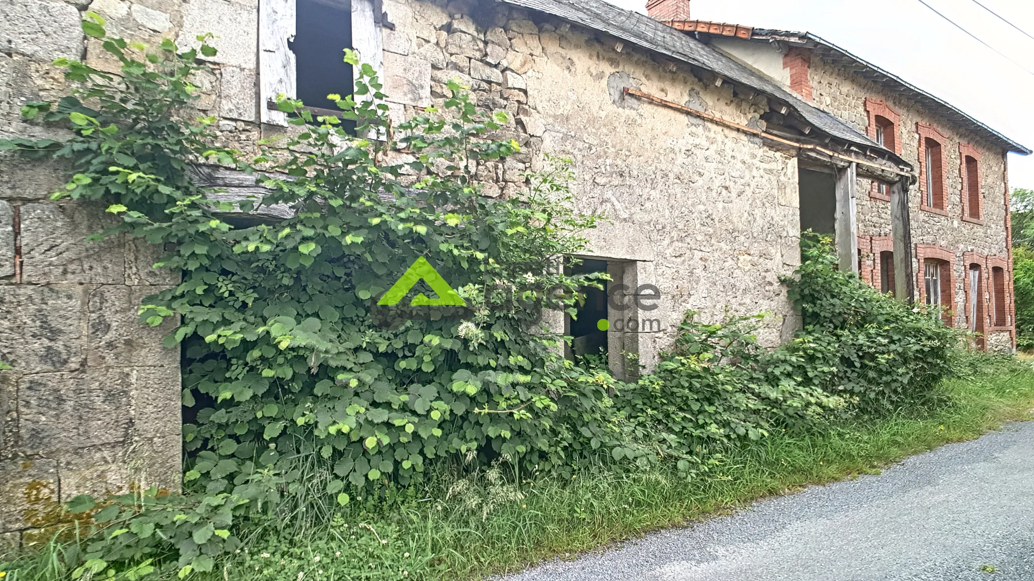 Maison de campagne + grange à Domeyrot 