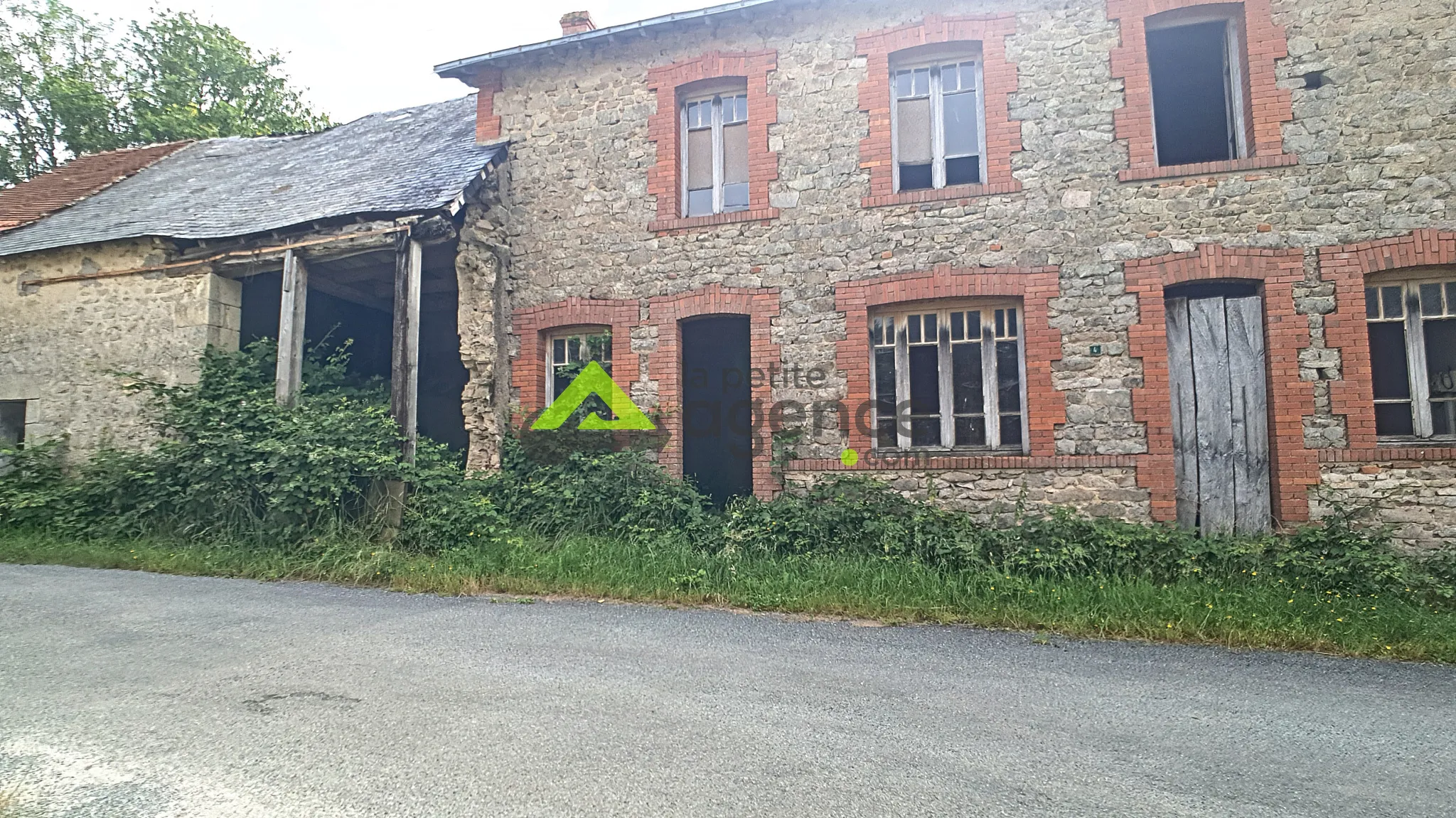 Maison de campagne + grange à Domeyrot 