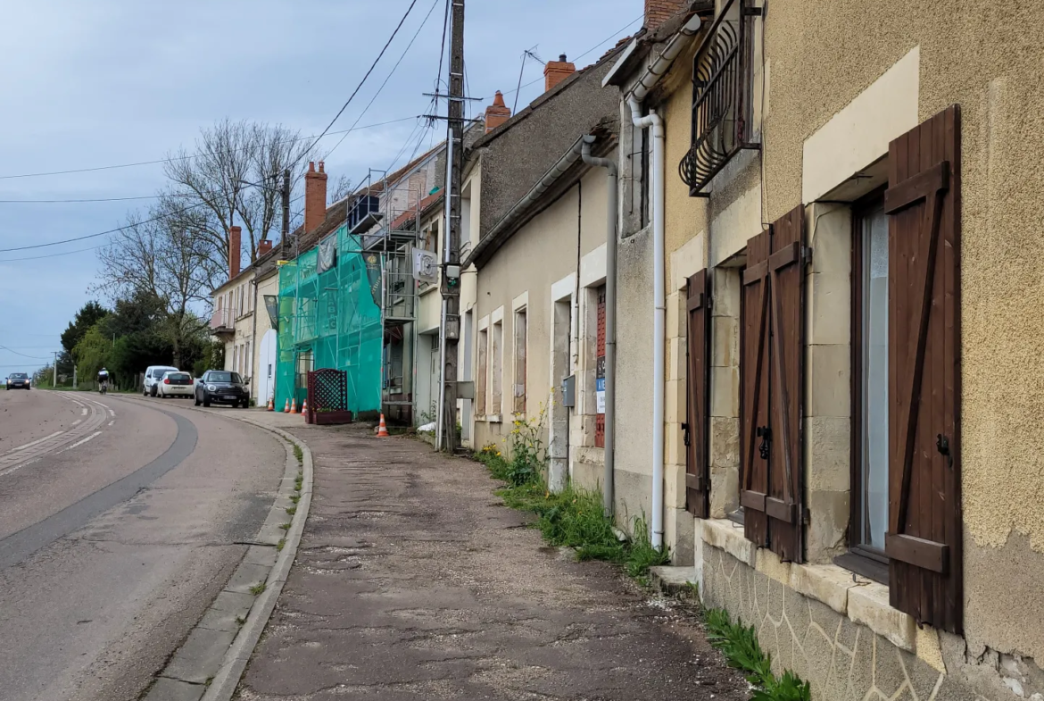 Maison de ville 3 pièces avec jardinet à Pougny - À rénover 