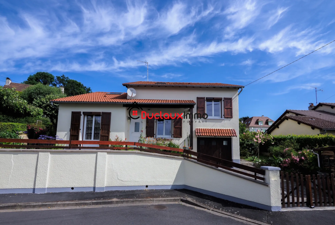 Maison Individuelle de 105 m² à Aurillac avec Jardin et Garage 