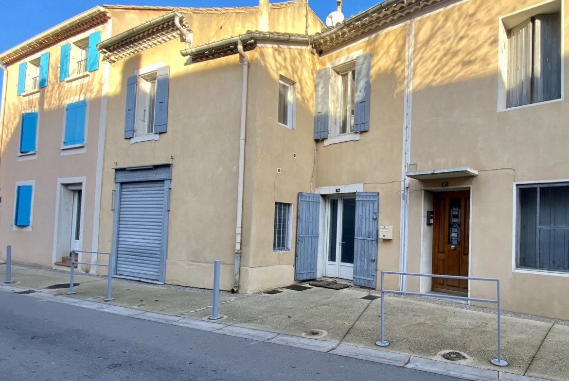 Maison de village à vendre à Camaret-sur-Aigues avec 3 chambres et dépendance 