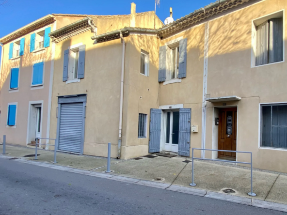 Maison de village à vendre à Camaret-sur-Aigues avec 3 chambres et dépendance