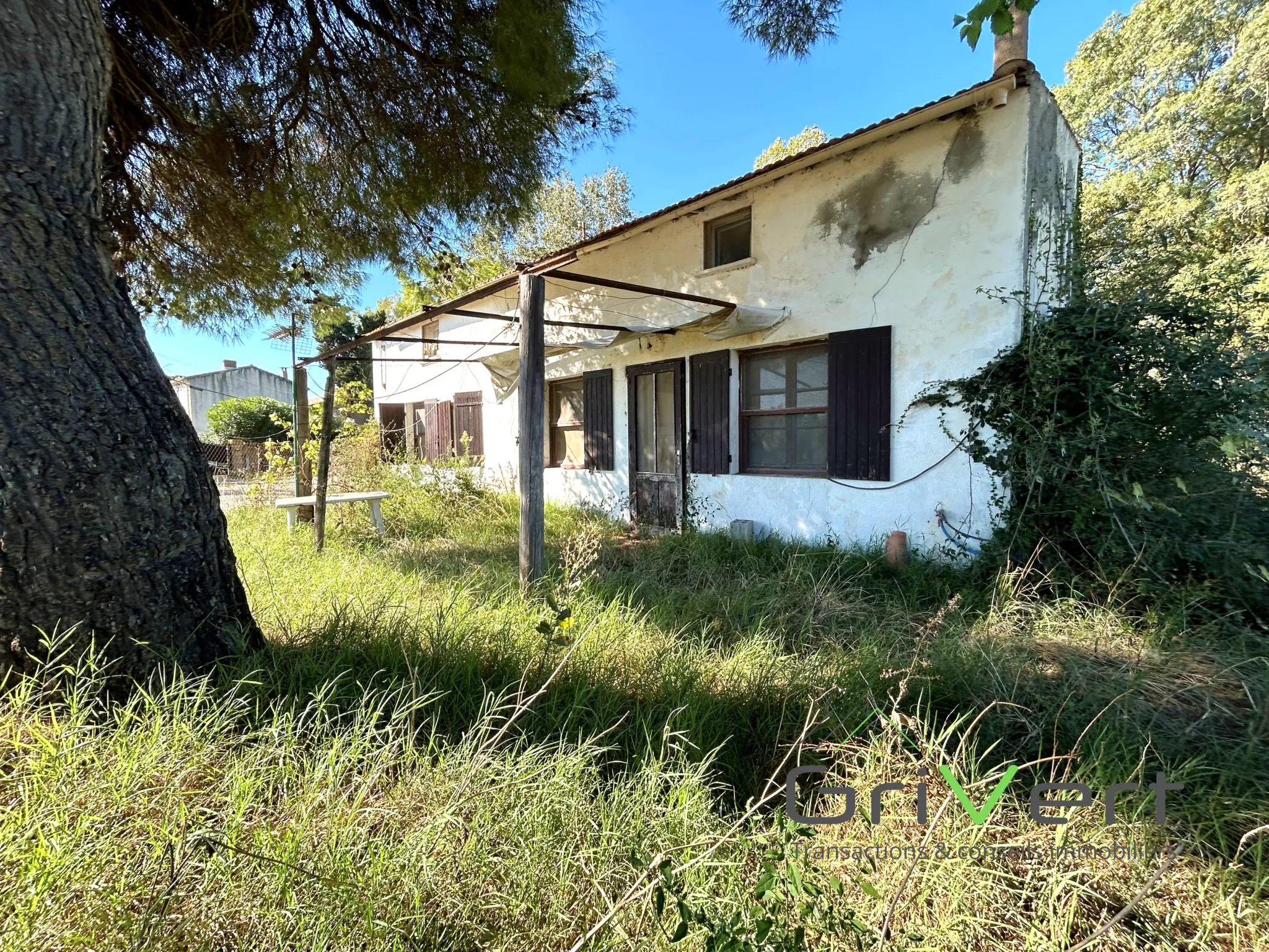 Propriété en Camargue avec Maison de 122m2, Hangar de 145m2 et Maisonnette de 55m2 