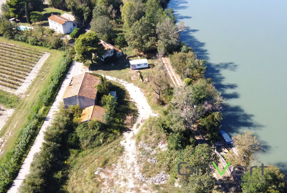 Propriété en Camargue avec Maison de 122m2, Hangar de 145m2 et Maisonnette de 55m2 