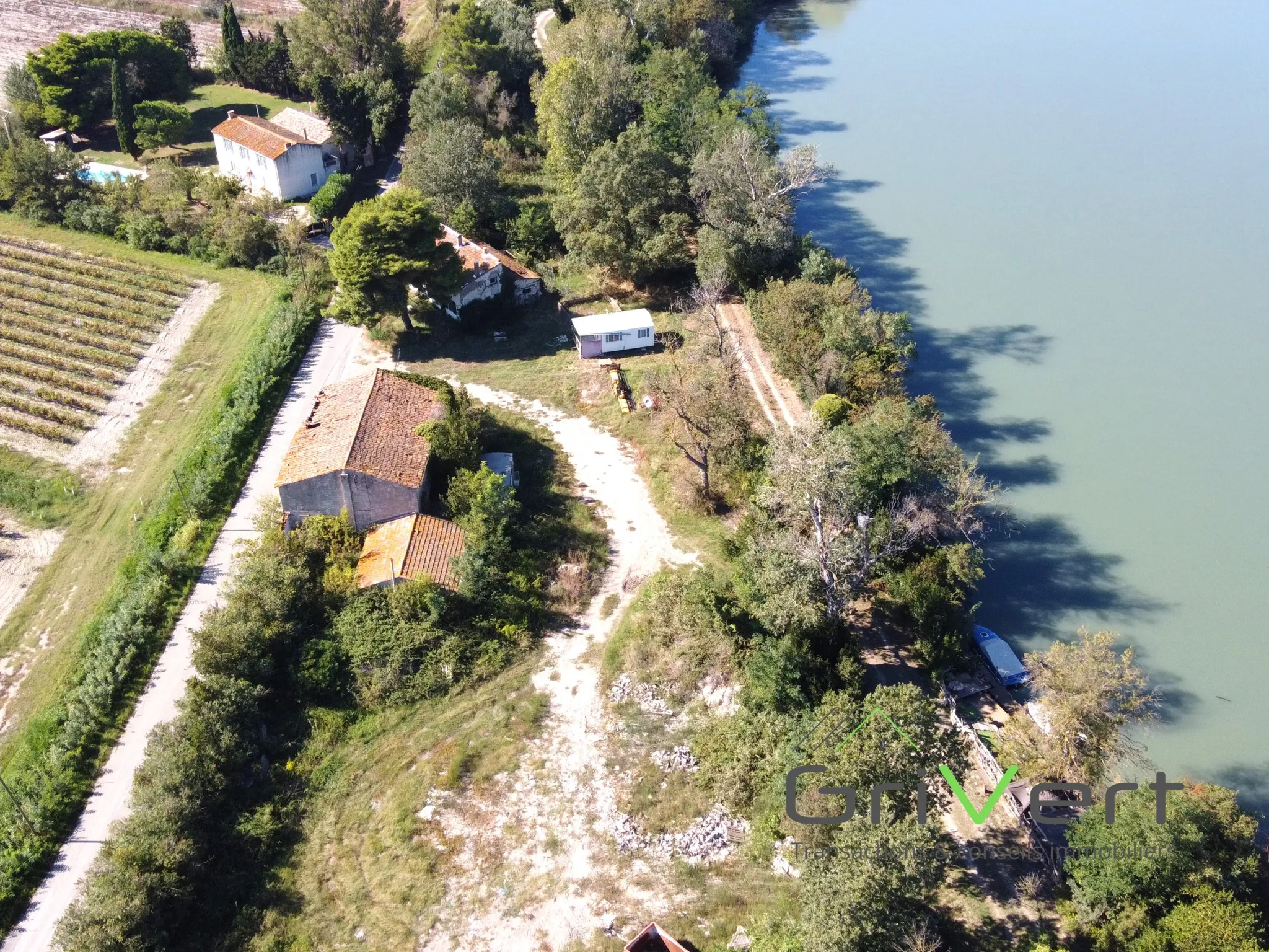 Propriété en Camargue avec Maison de 122m2, Hangar de 145m2 et Maisonnette de 55m2 