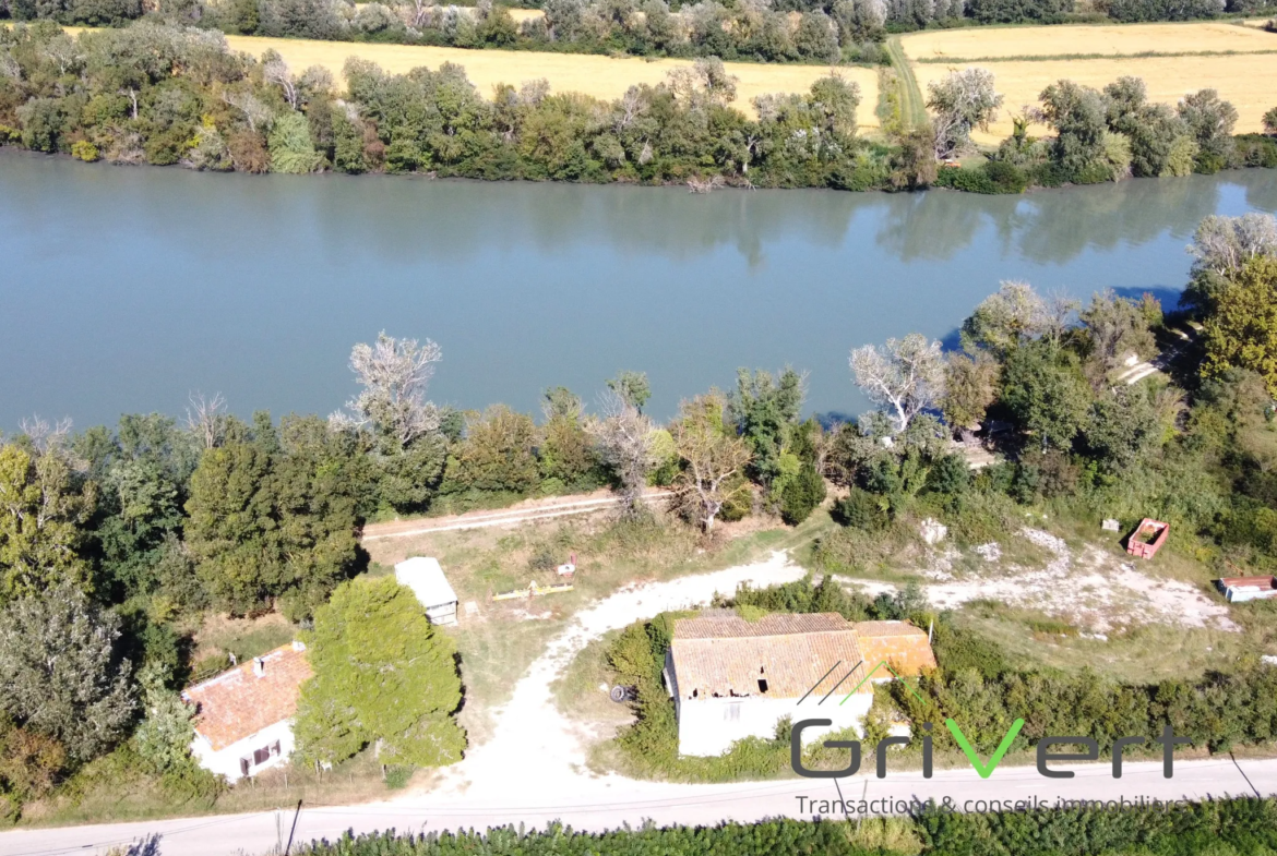 Propriété en Camargue avec Maison de 122m2, Hangar de 145m2 et Maisonnette de 55m2 