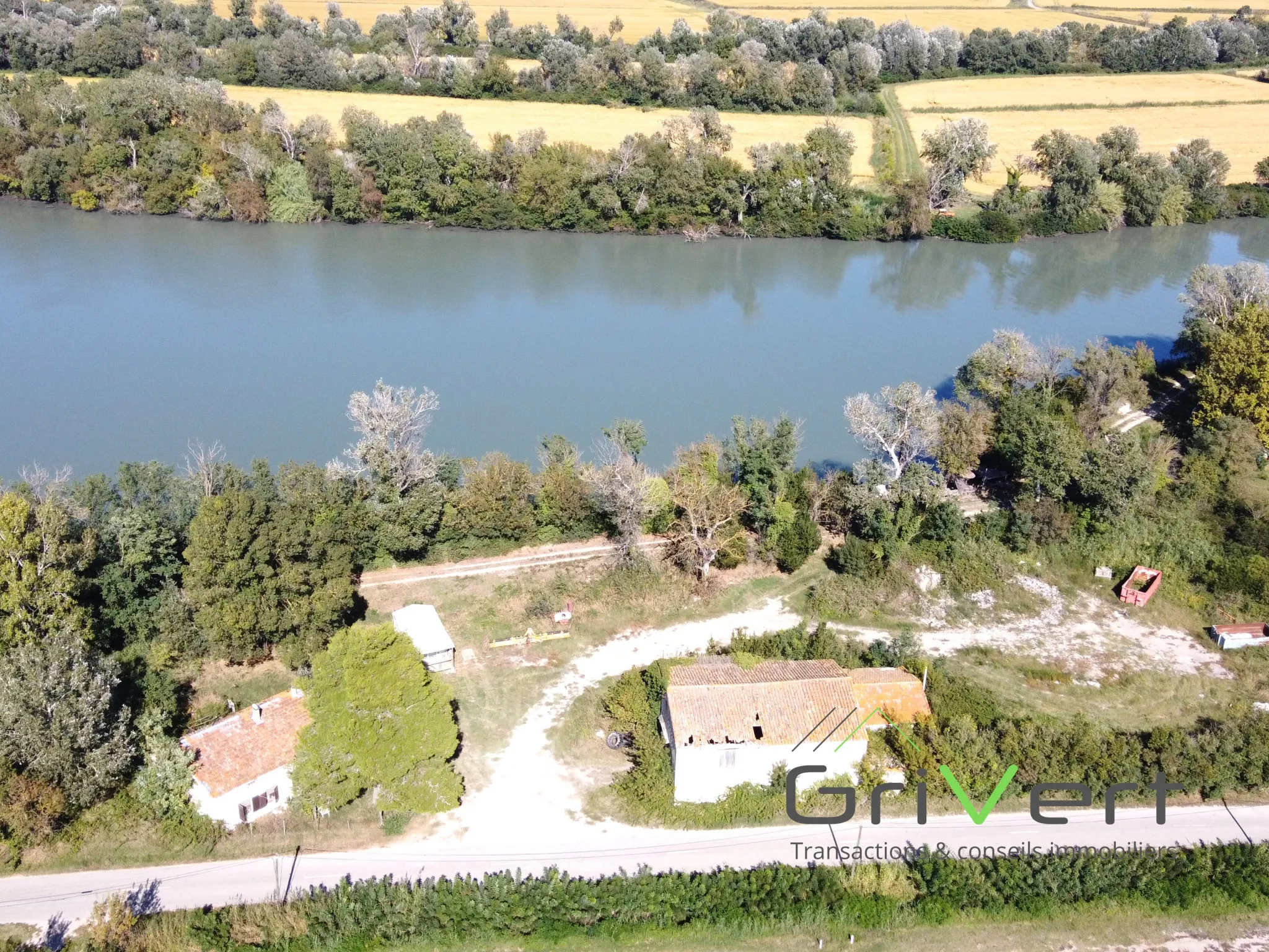 Propriété en Camargue avec Maison de 122m2, Hangar de 145m2 et Maisonnette de 55m2 