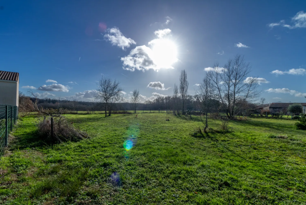 Terrain constructible de 1300 m2 à Fontcouverte avec vue dégagée 