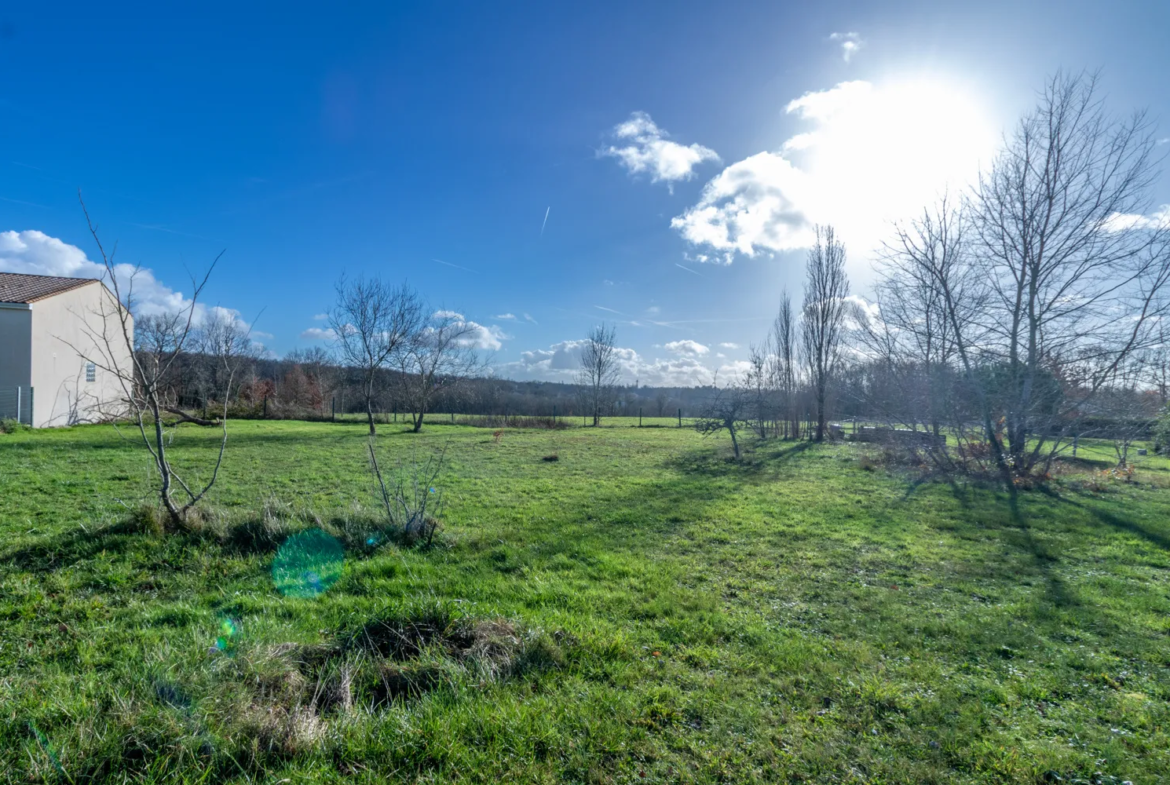 Terrain constructible de 1300 m2 à Fontcouverte avec vue dégagée 