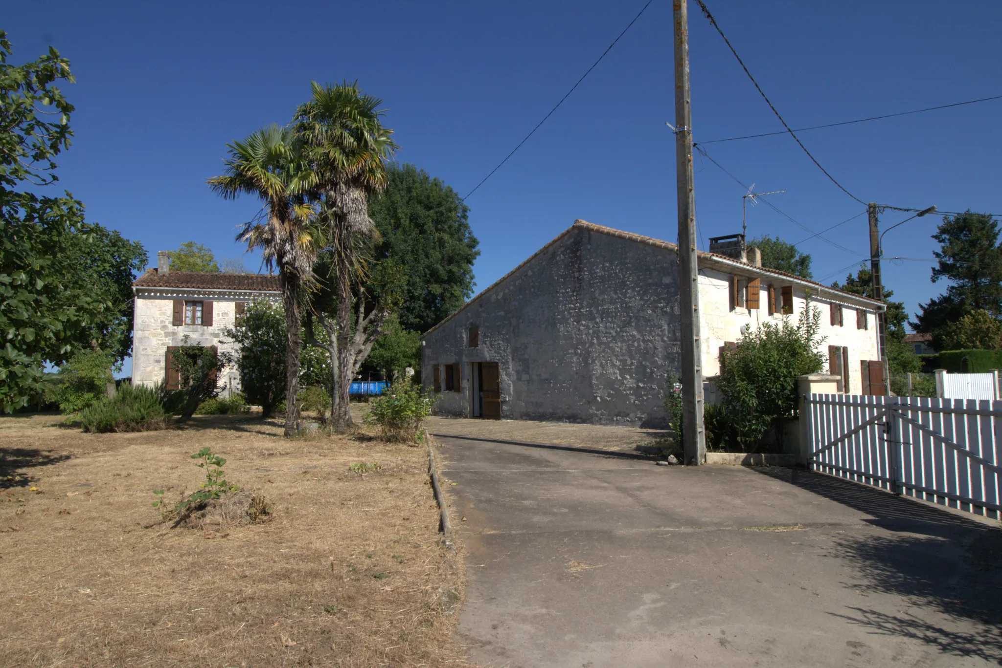 Ensemble immobilier de 3 maisons avec jardin à Nieul les Stes 