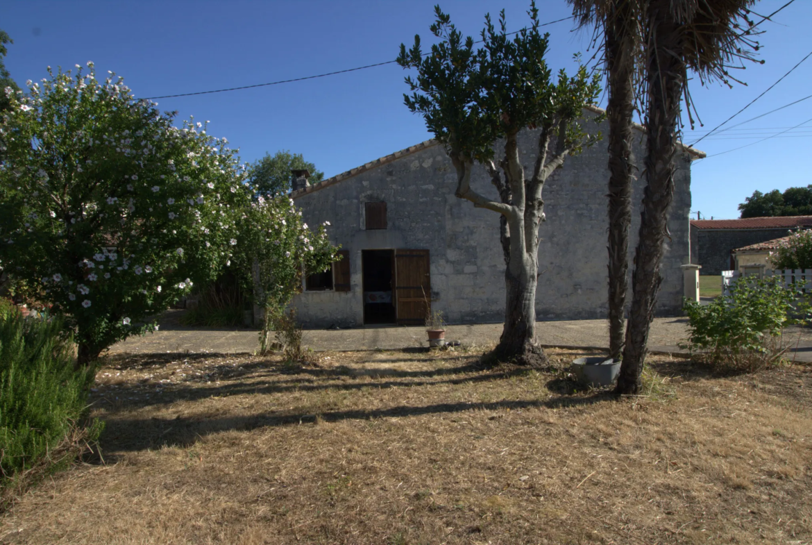 Ensemble immobilier de 3 maisons avec jardin à Nieul les Stes 