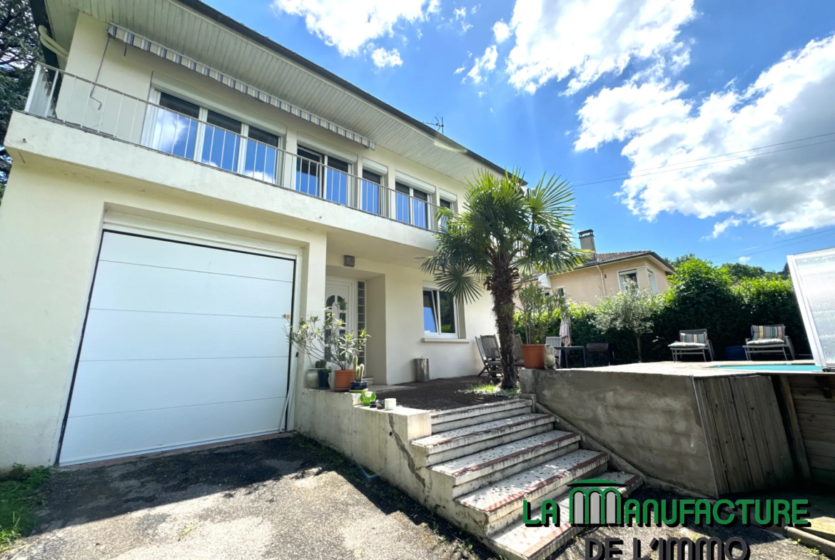 Maison individuelle - 155 m² - 4 chambres - Piscine - Garage à Le Chambon-Feugerolles 