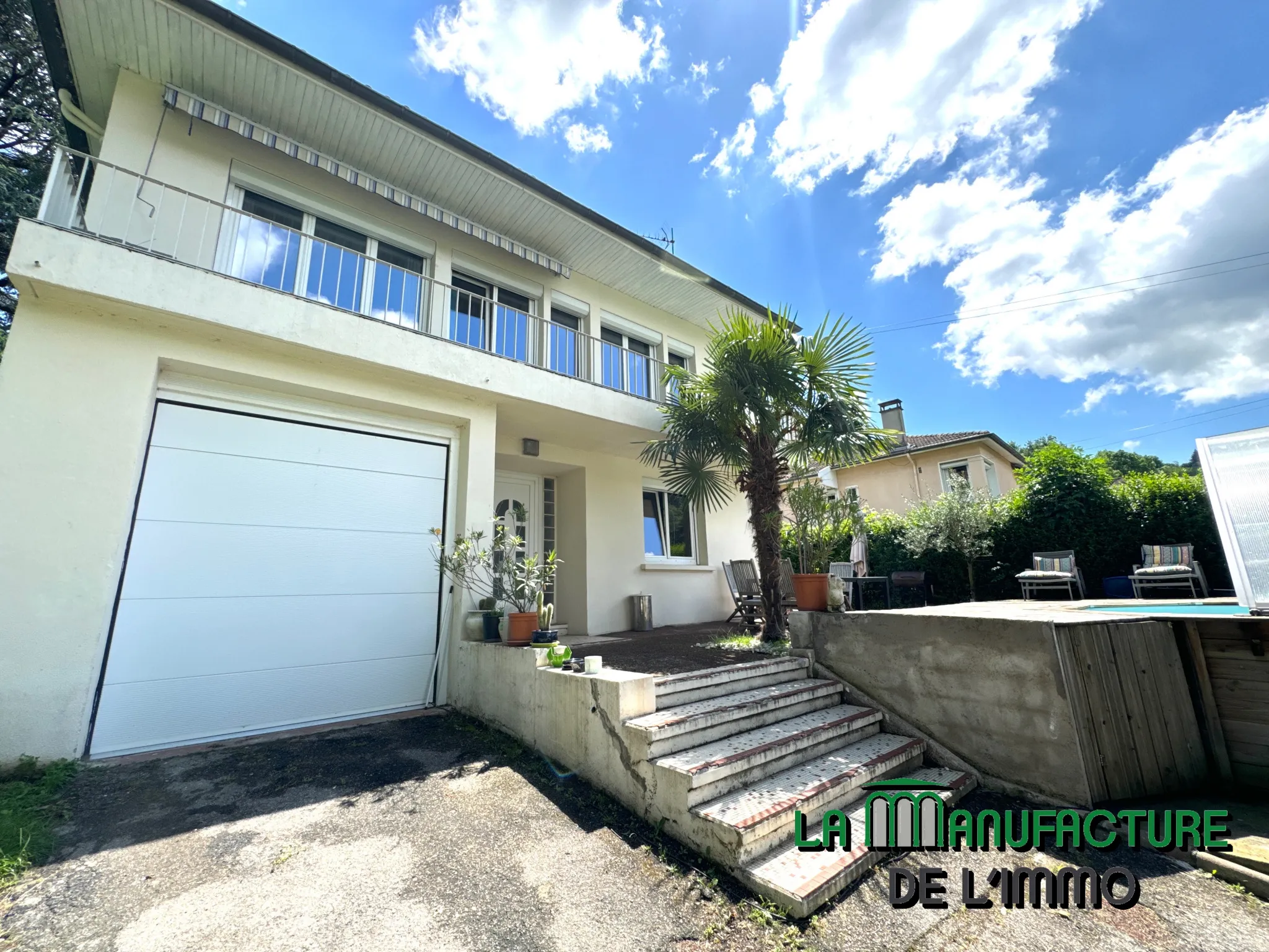 Maison individuelle - 155 m² - 4 chambres - Piscine - Garage à Le Chambon-Feugerolles 