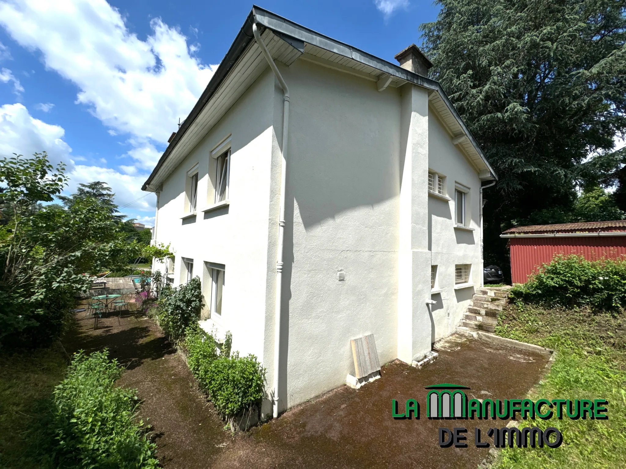 Maison individuelle - 155 m² - 4 chambres - Piscine - Garage à Le Chambon-Feugerolles 