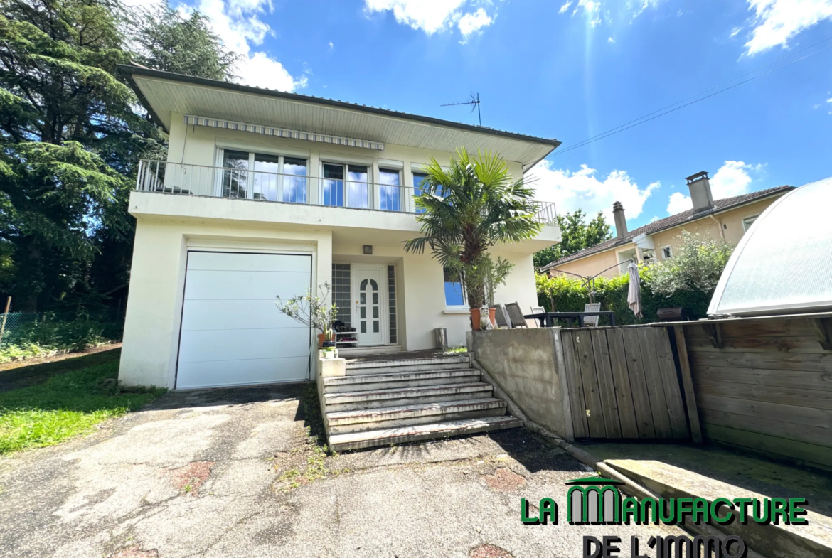 Maison individuelle - 155 m² - 4 chambres - Piscine - Garage à Le Chambon-Feugerolles 