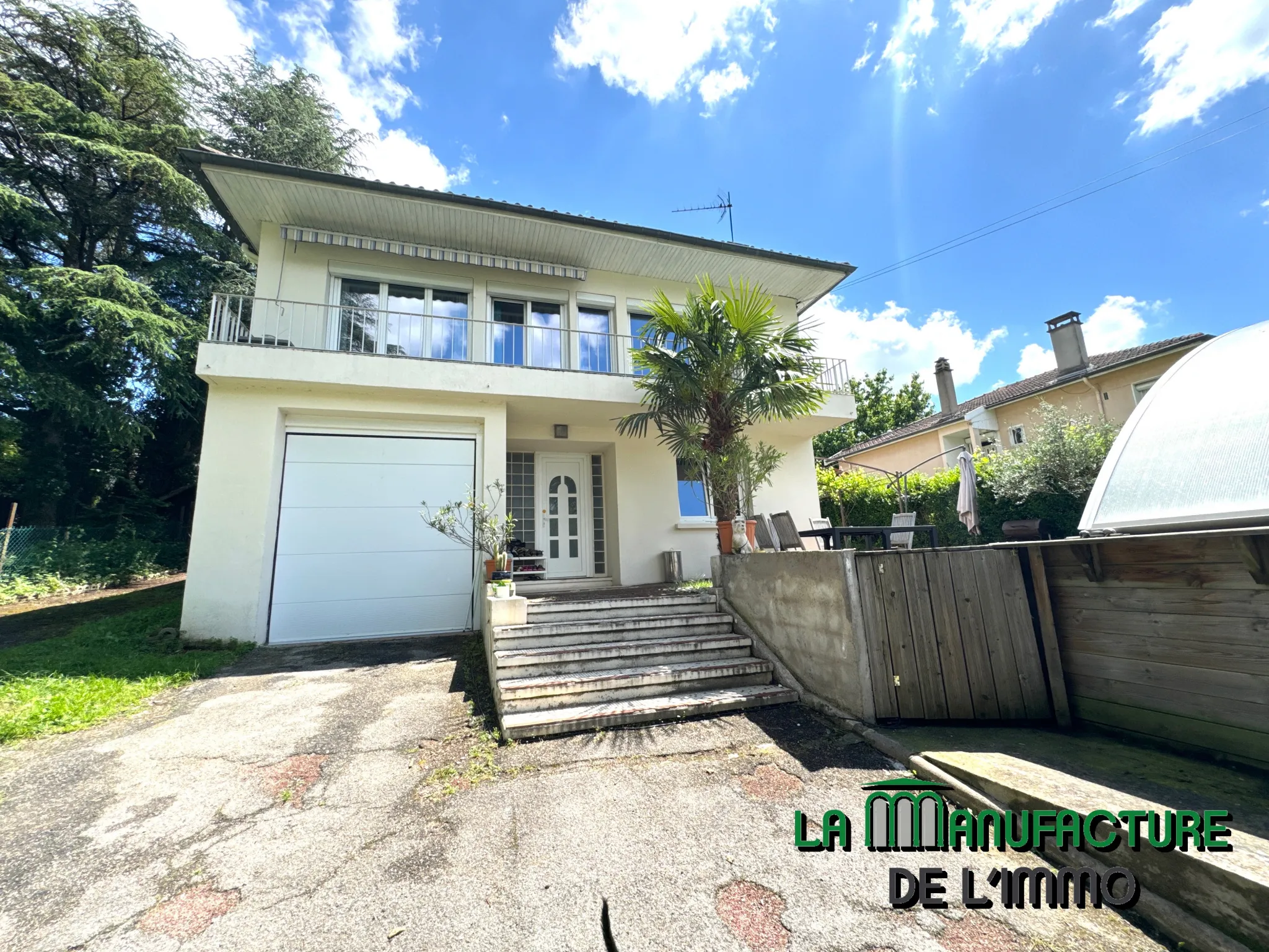 Maison individuelle - 155 m² - 4 chambres - Piscine - Garage à Le Chambon-Feugerolles 