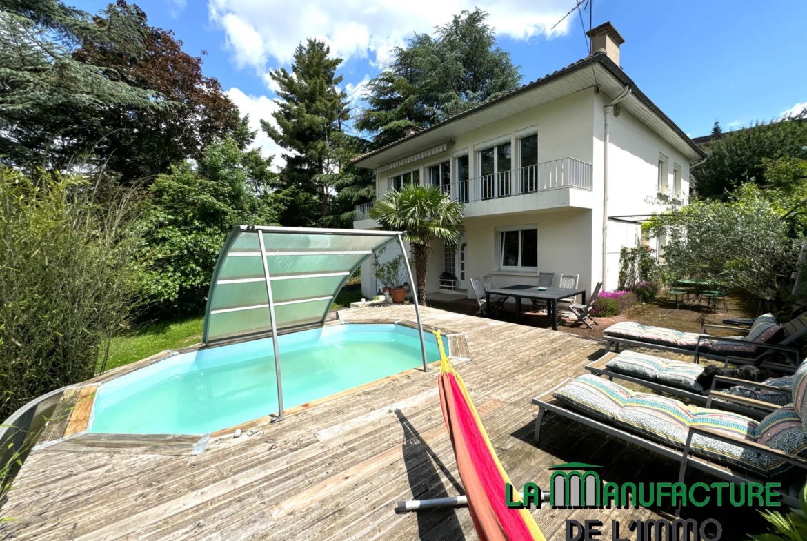 Maison individuelle - 155 m² - 4 chambres - Piscine - Garage à Le Chambon-Feugerolles 