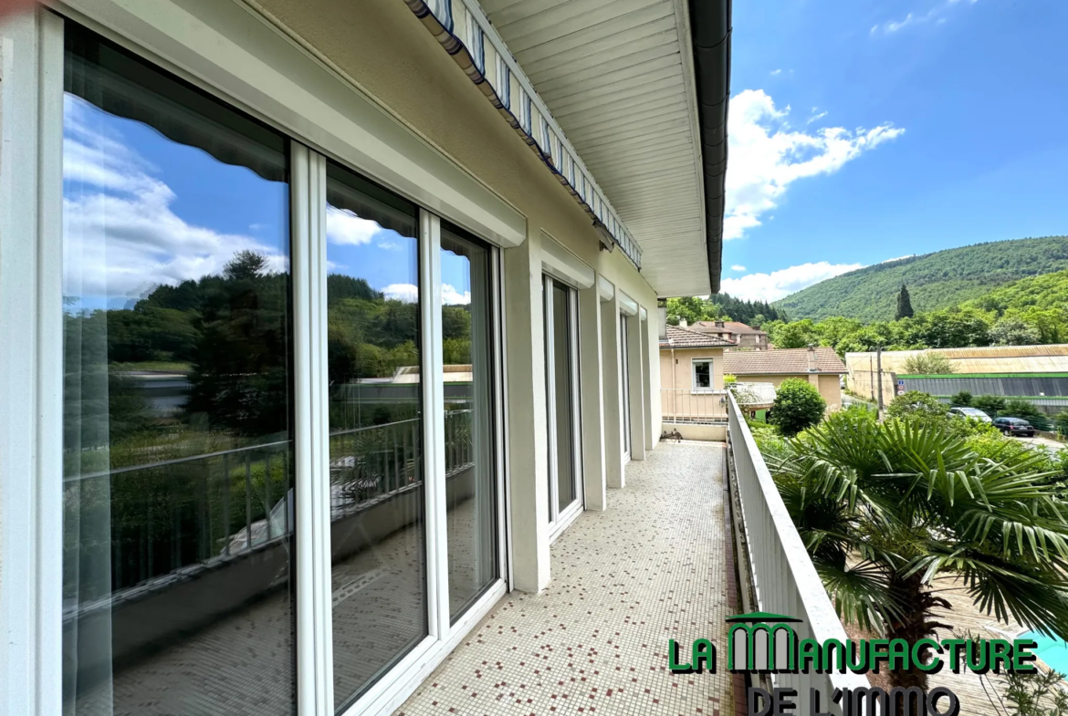 Maison individuelle - 155 m² - 4 chambres - Piscine - Garage à Le Chambon-Feugerolles 