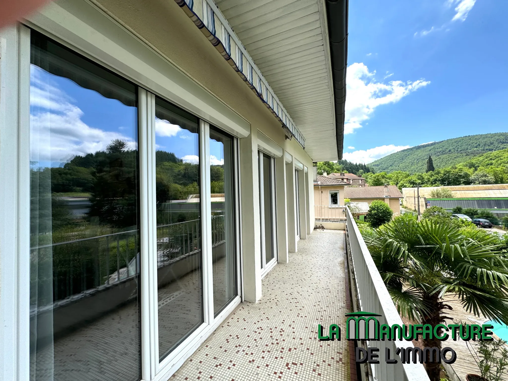 Maison individuelle - 155 m² - 4 chambres - Piscine - Garage à Le Chambon-Feugerolles 