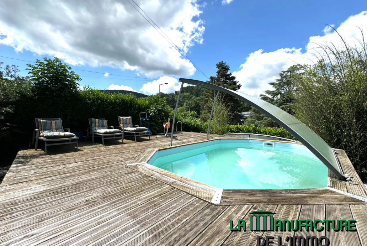 Maison individuelle - 155 m² - 4 chambres - Piscine - Garage à Le Chambon-Feugerolles 