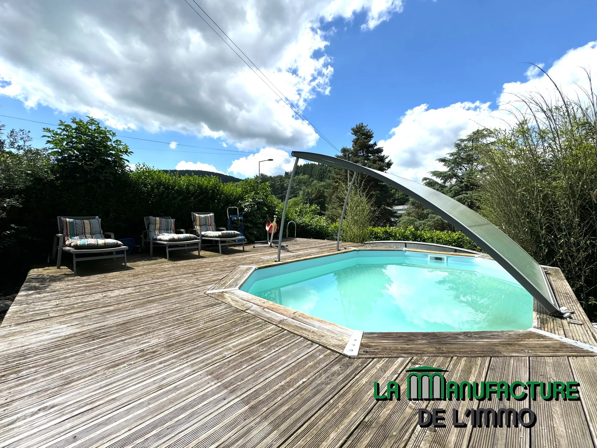 Maison individuelle - 155 m² - 4 chambres - Piscine - Garage à Le Chambon-Feugerolles 