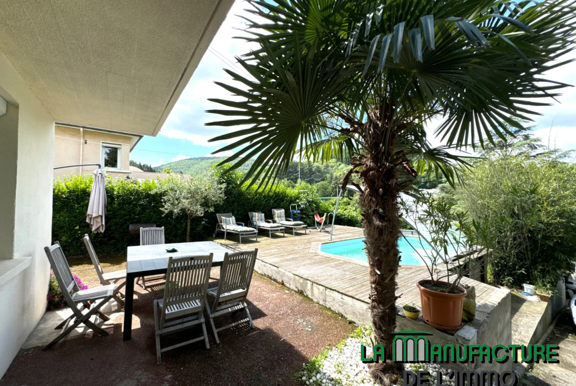 Maison individuelle - 155 m² - 4 chambres - Piscine - Garage à Le Chambon-Feugerolles 