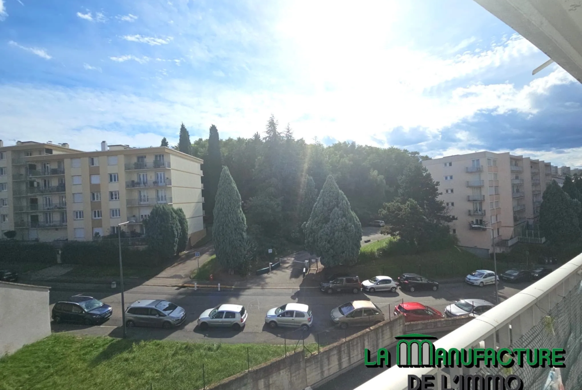 Appartement F3 traversant avec balcon à Saint-Étienne 