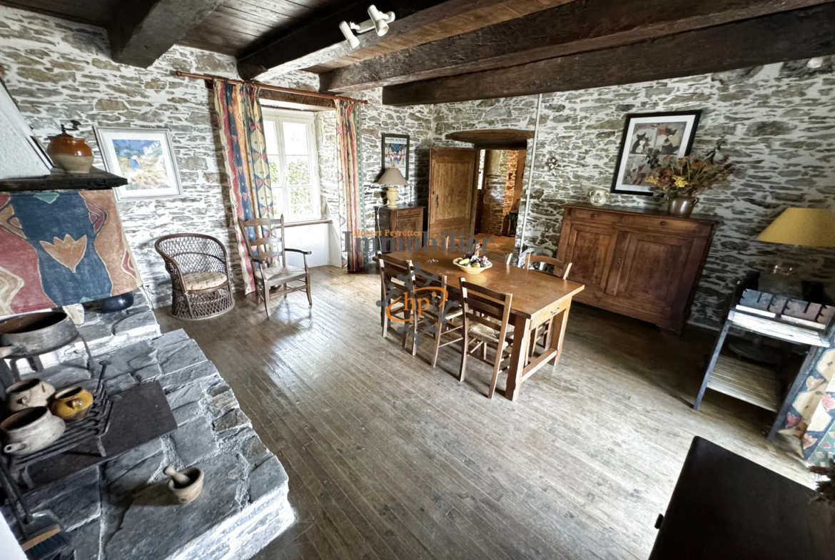 À vendre : Ancien presbytère rénové à Curvalle 