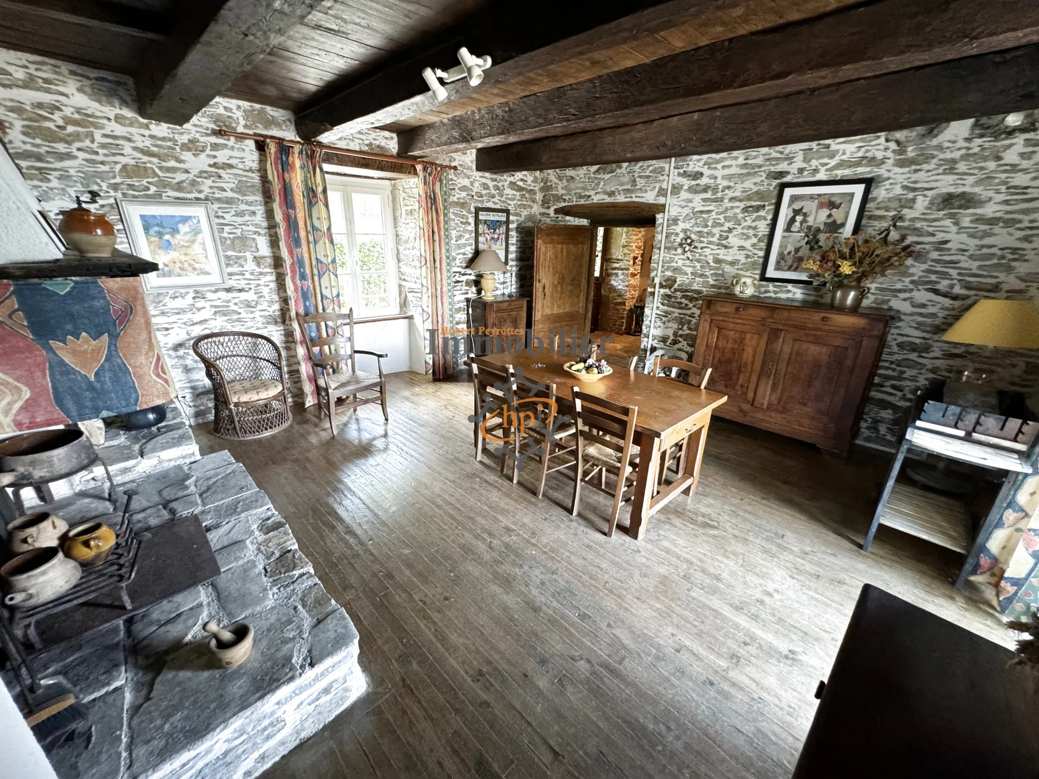 À vendre : Ancien presbytère rénové à Curvalle 