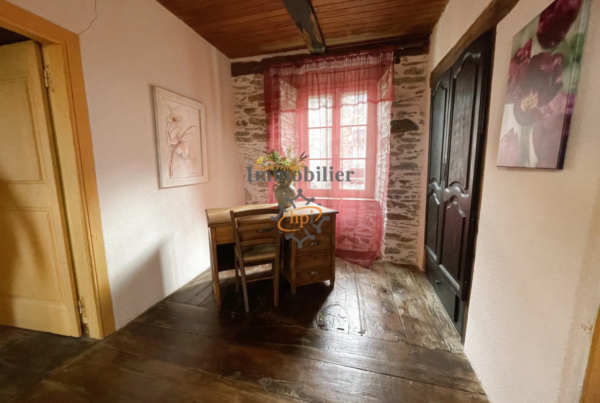 À vendre : Ancien presbytère rénové à Curvalle 