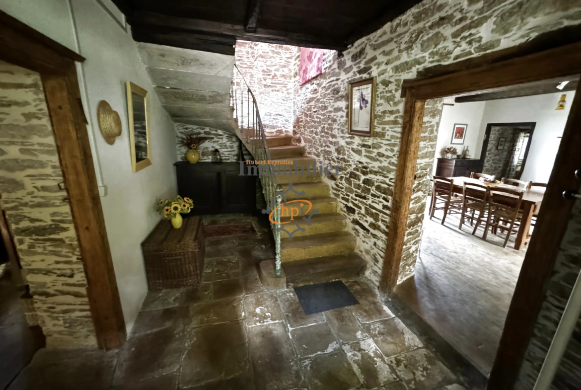 À vendre : Ancien presbytère rénové à Curvalle 