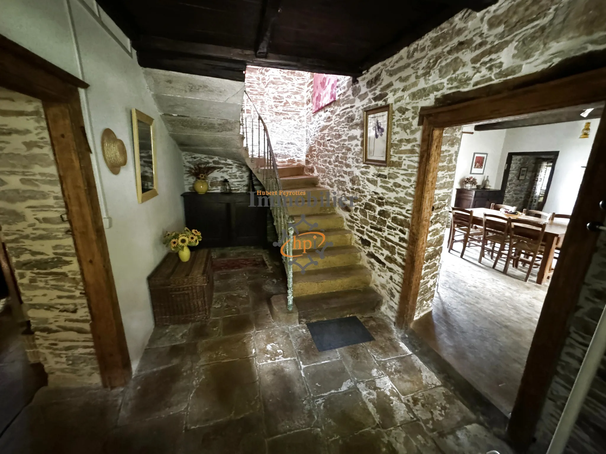 À vendre : Ancien presbytère rénové à Curvalle 