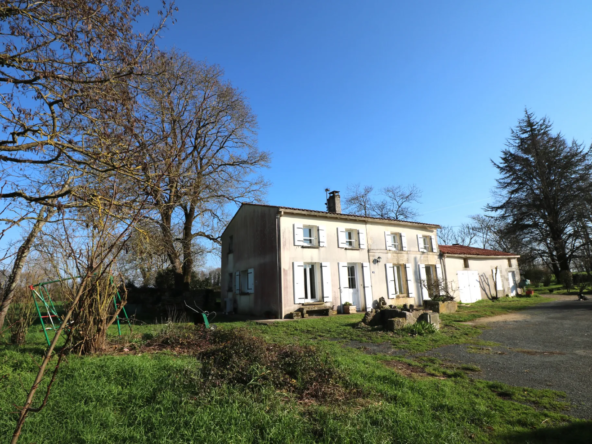 Maison 3 chambres avec jardin, atelier et garage à Saint-Savinien, DPE B