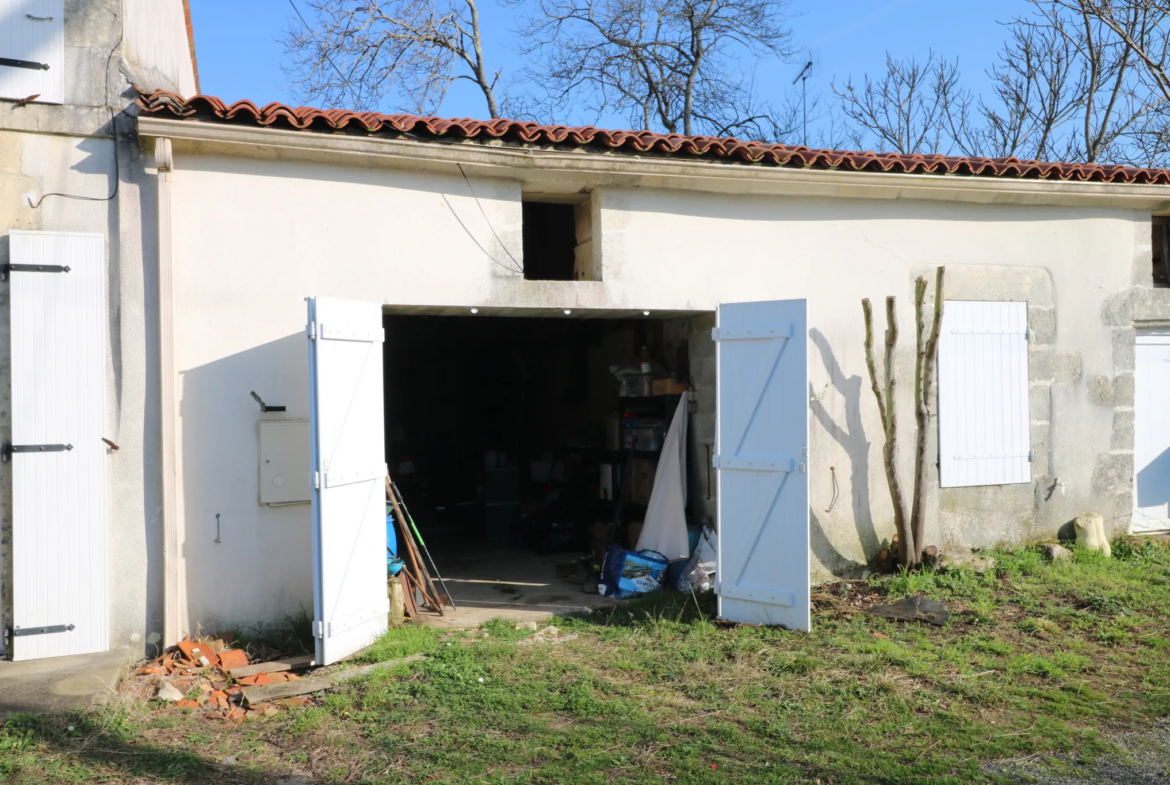 Maison 3 chambres avec jardin, atelier et garage à Saint-Savinien, DPE B 