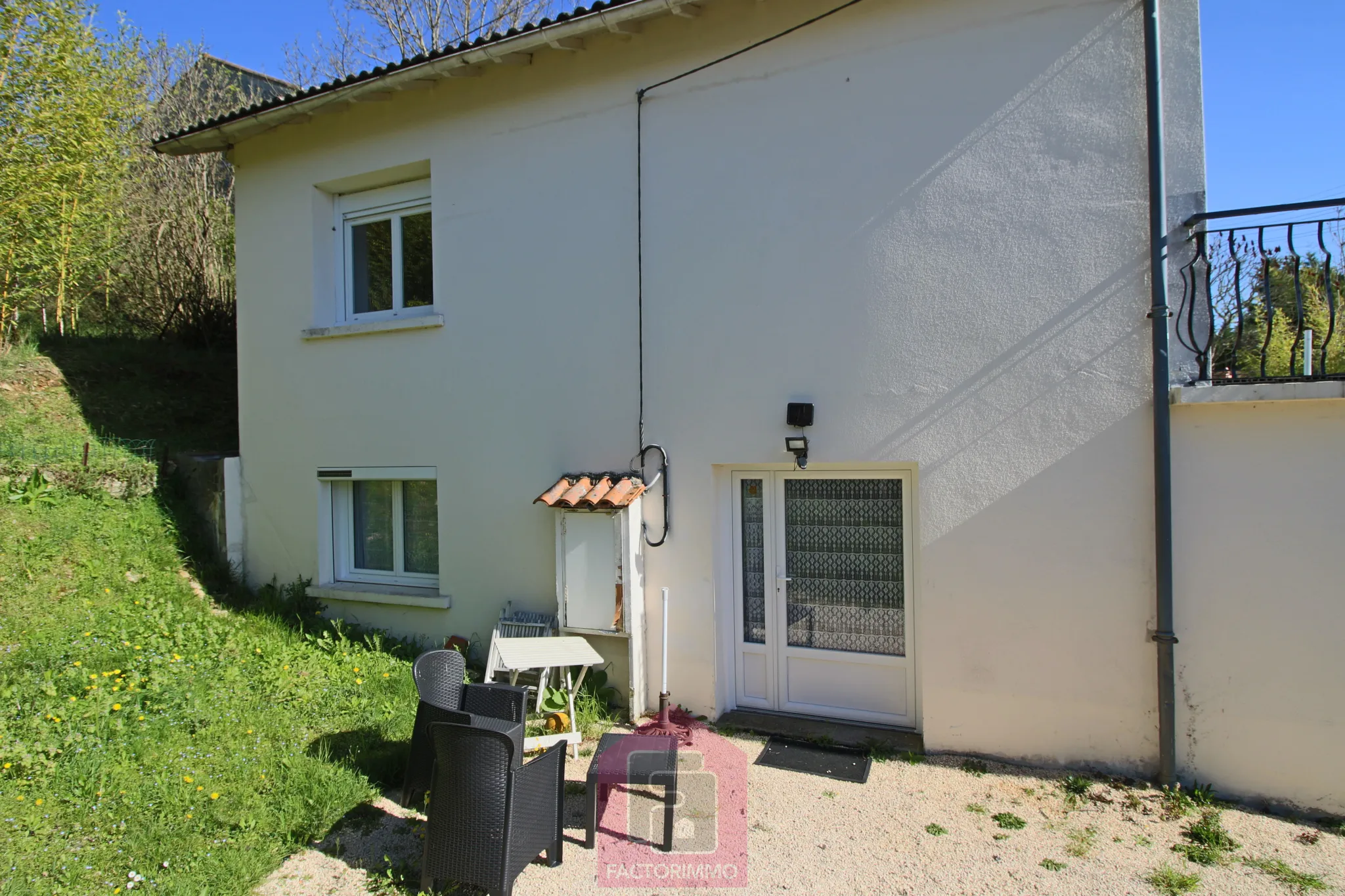 Maison rénovée avec deux appartements indépendants à Puy l'Évêque 