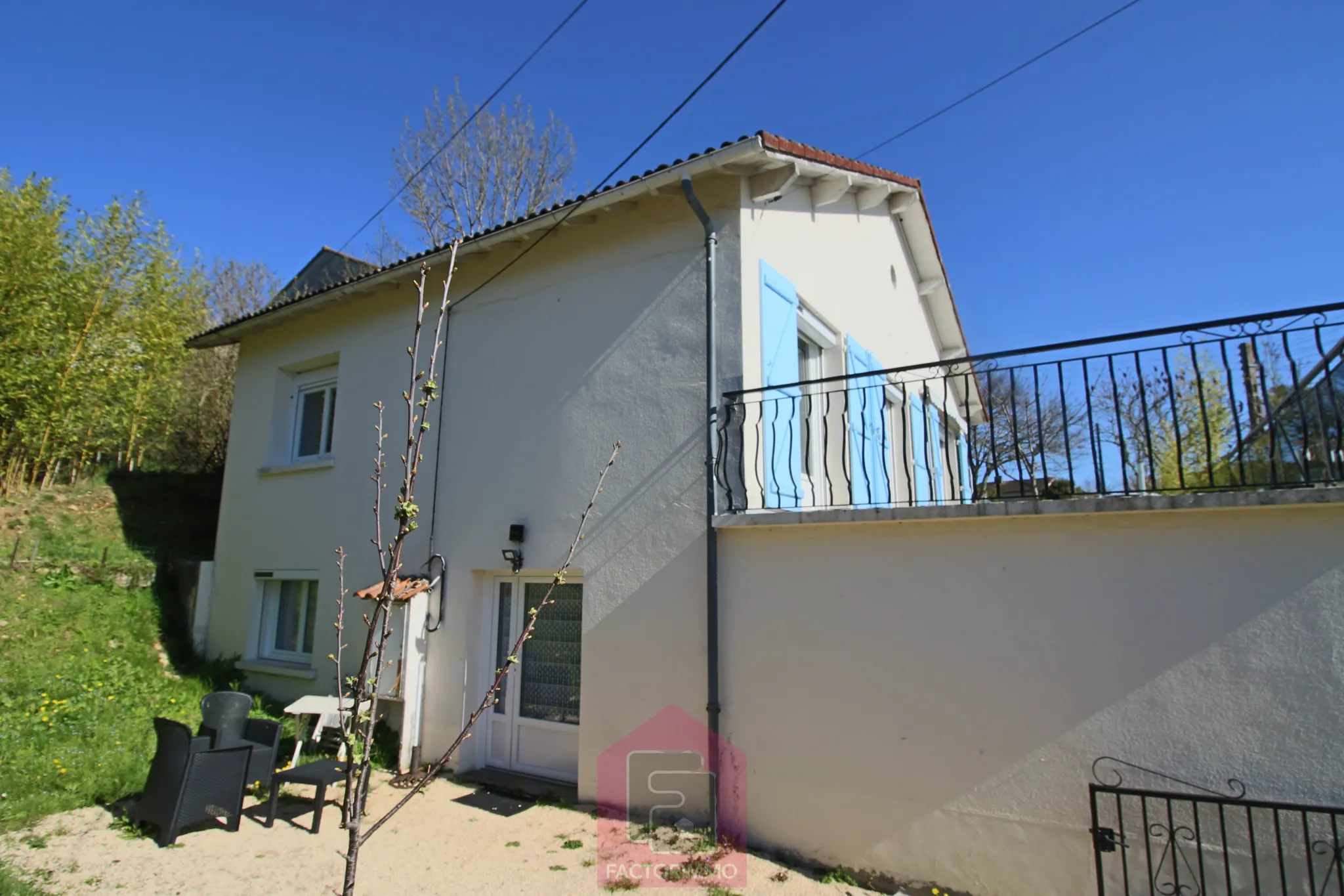 Maison rénovée avec deux appartements indépendants à Puy l'Évêque 