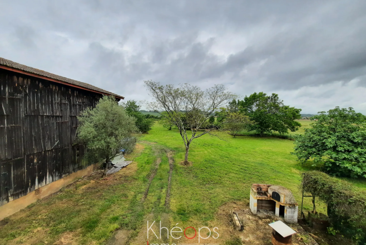 Maison spacieuse avec dépendances et jardin à Lamothe-Landerron 