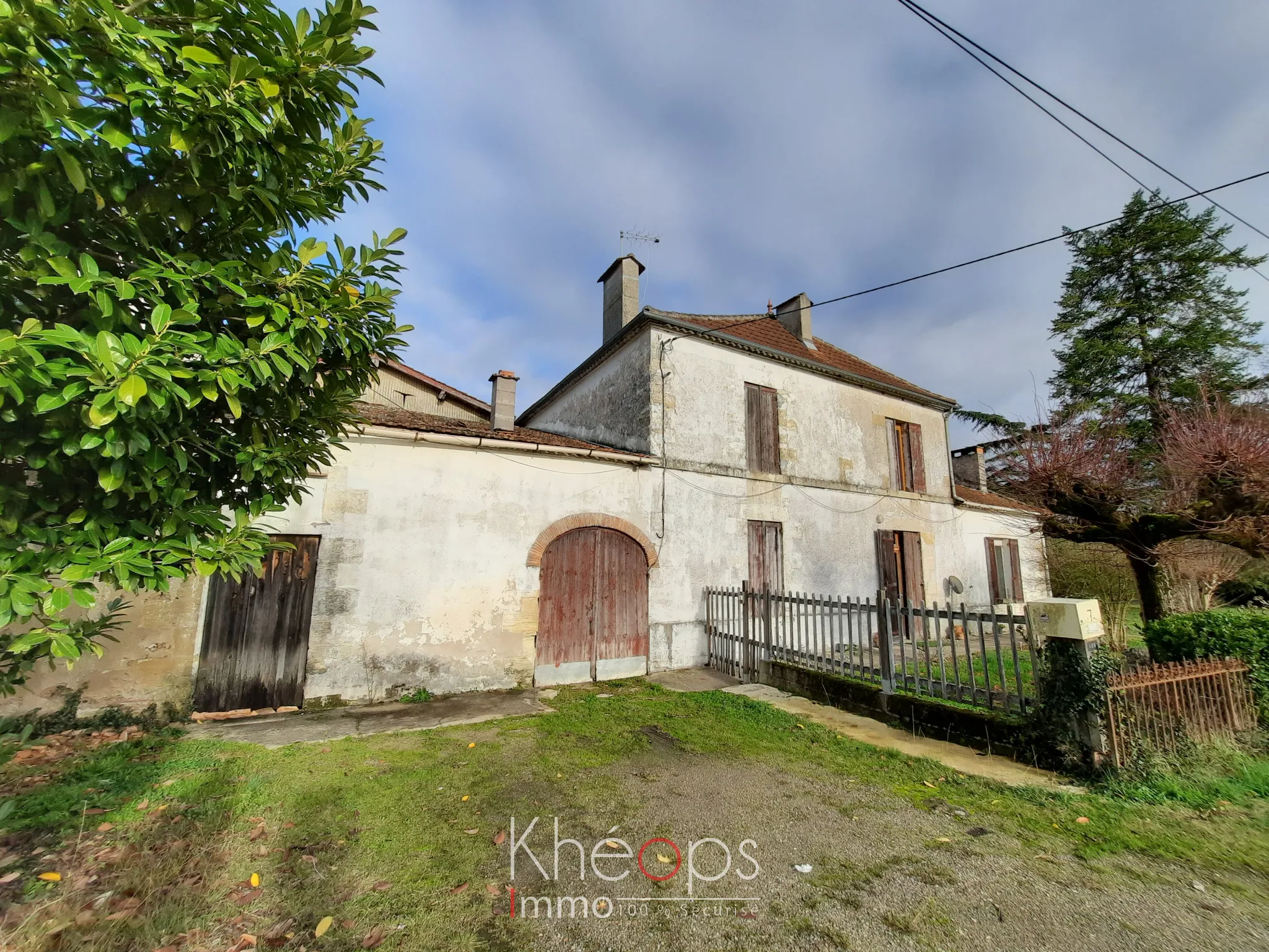 Maison spacieuse avec dépendances et jardin à Lamothe-Landerron 