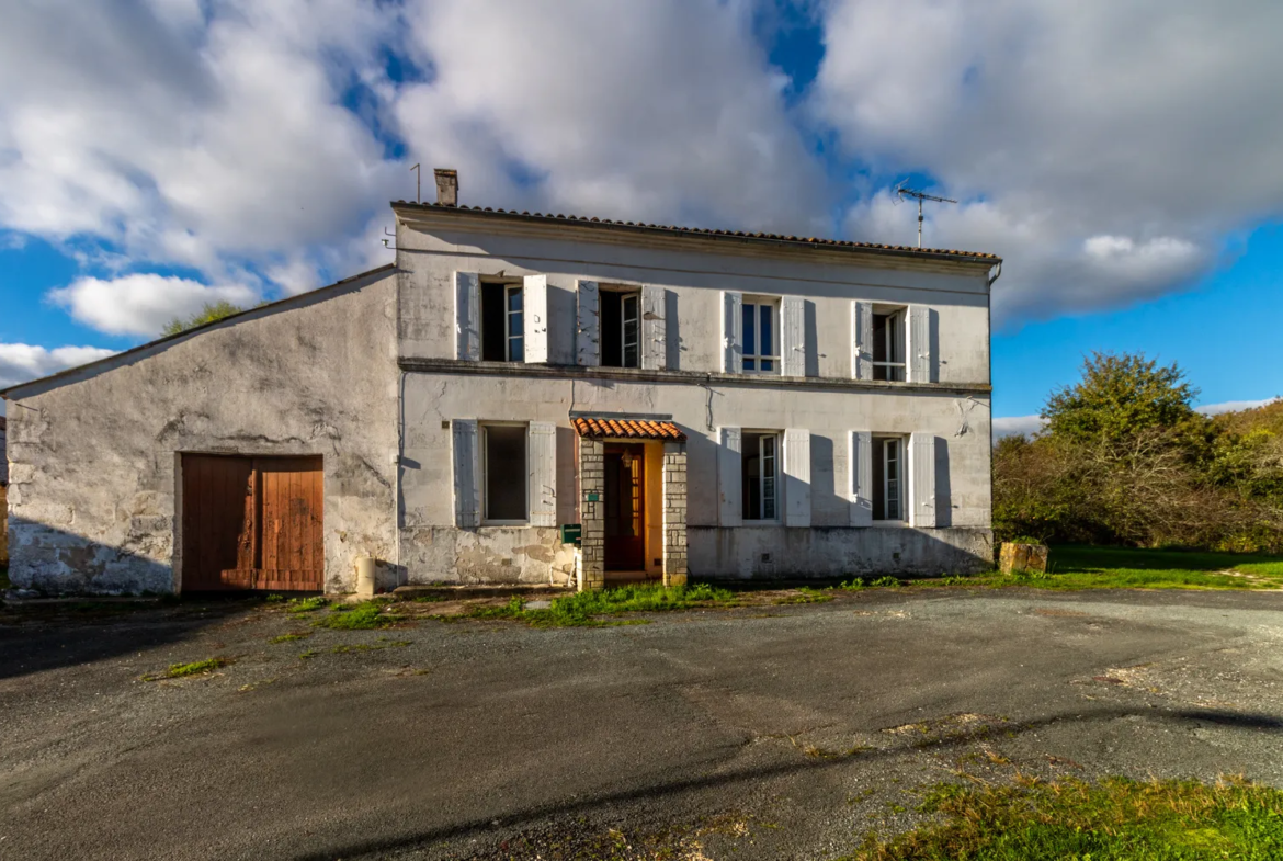 Maison charentaise 2 chambres avec dépendances à Fontcouverte 