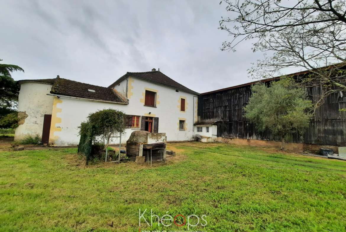 Maison spacieuse avec dépendances à Lamothe-Landerron 