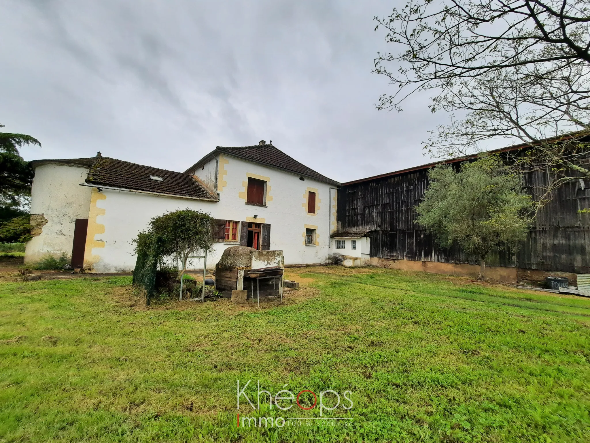 Maison spacieuse avec dépendances à Lamothe-Landerron 