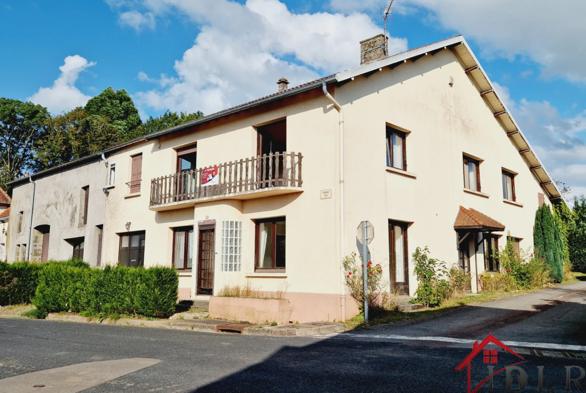 Maison de 258 m2 avec garages de 200 m2 à Laferté sur Amance 