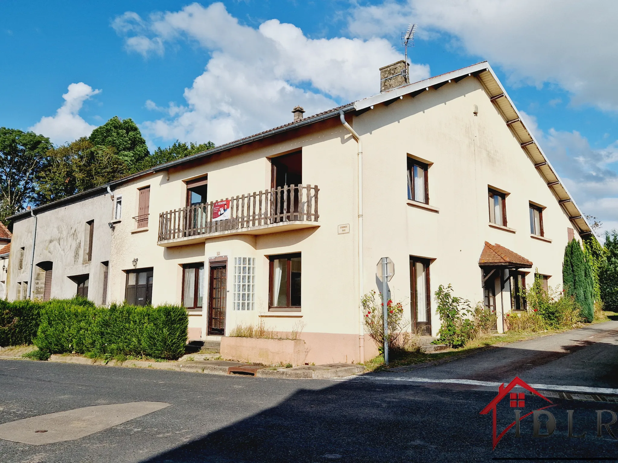 Maison de 258 m2 avec garages de 200 m2 à Laferté sur Amance 