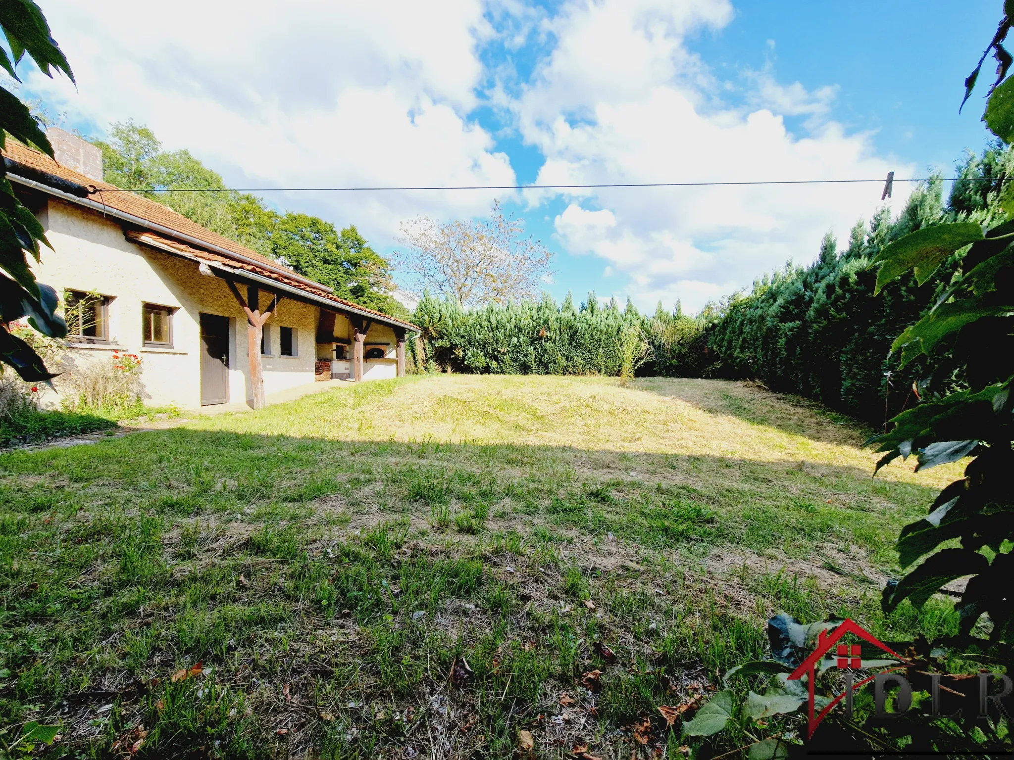 Maison de 258 m2 avec garages de 200 m2 à Laferté sur Amance 