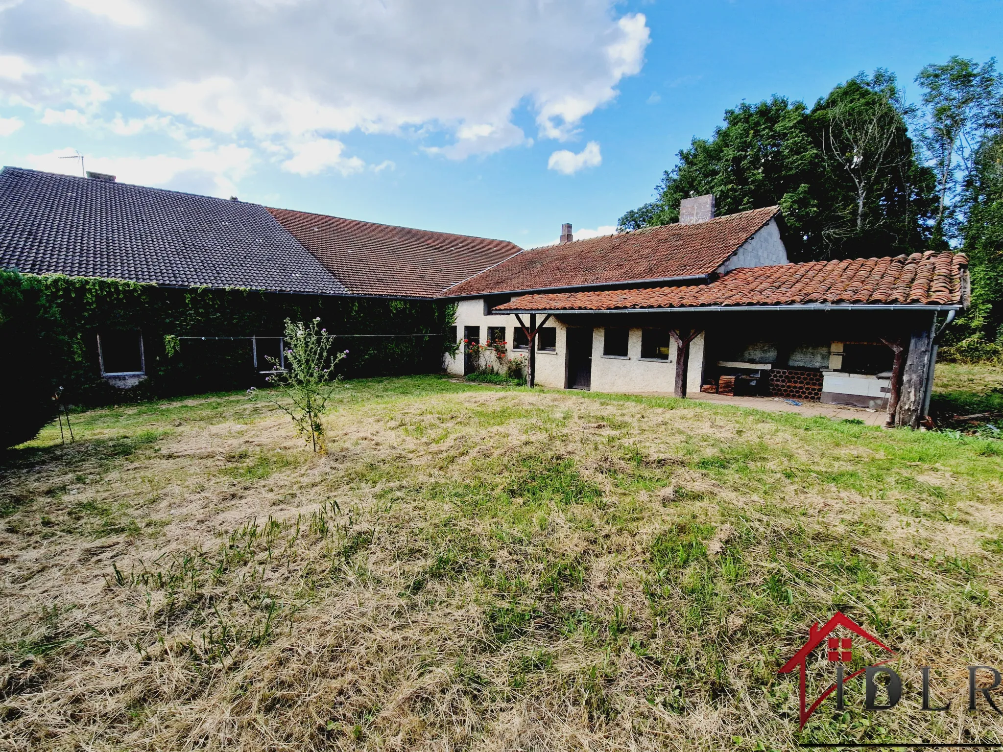 Maison de 258 m2 avec garages de 200 m2 à Laferté sur Amance 