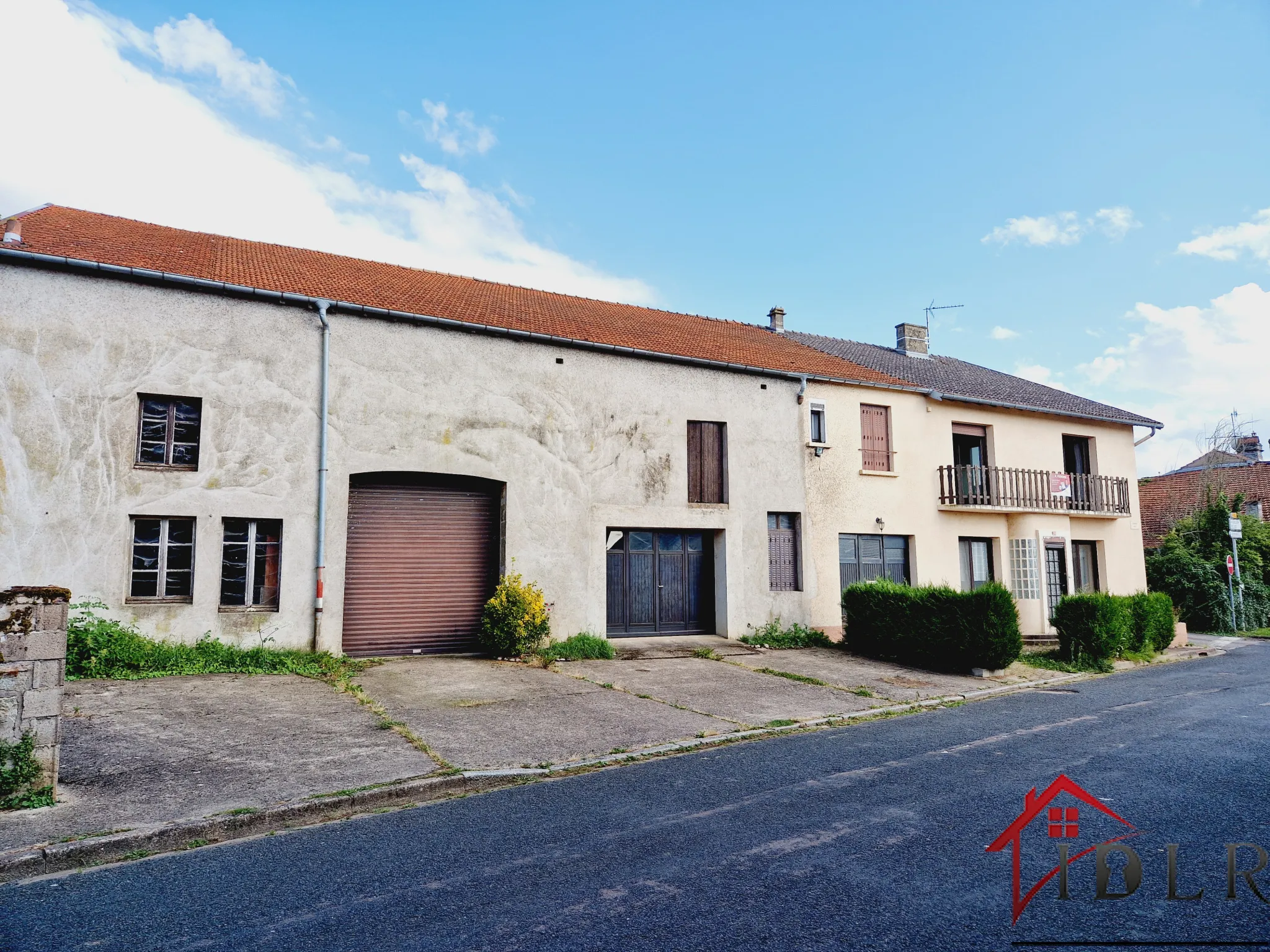 Maison de 258 m2 avec garages de 200 m2 à Laferté sur Amance 