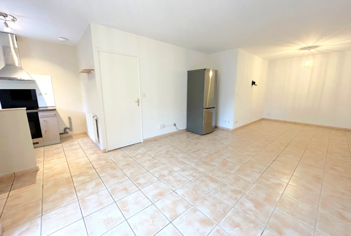 À vendre : Bel appartement F2 avec grand jardin à Saint-Genest-Lerpt 